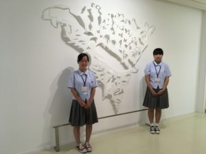 モニュメント前で記念撮影