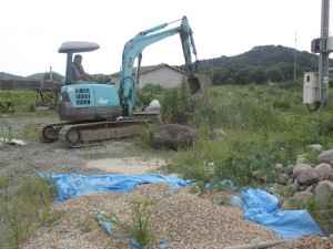 ユンボで鉄丸石移動