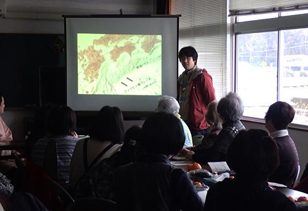 出張講義を受ける生徒