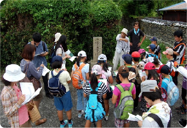 野外学習を受ける生徒